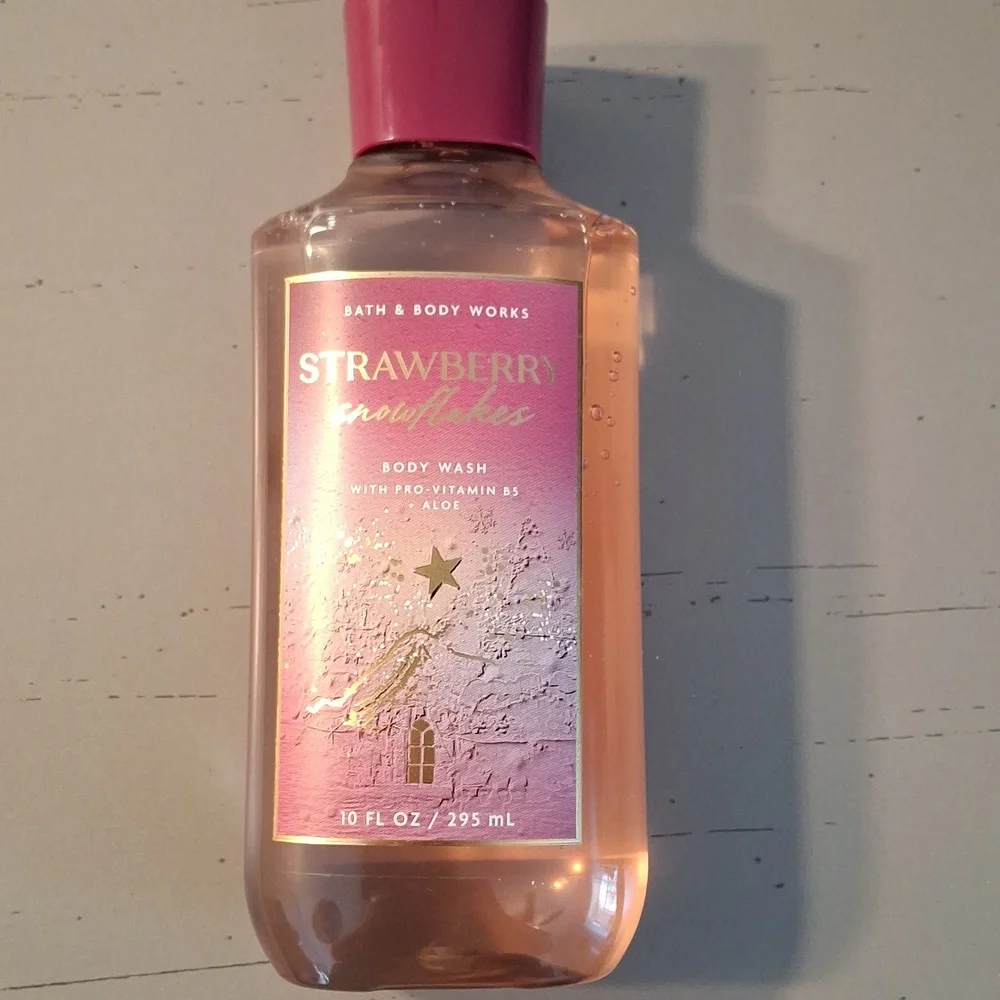 Bath & Body Strawberry Snowflakes Bodywash - Picture 2 of 6